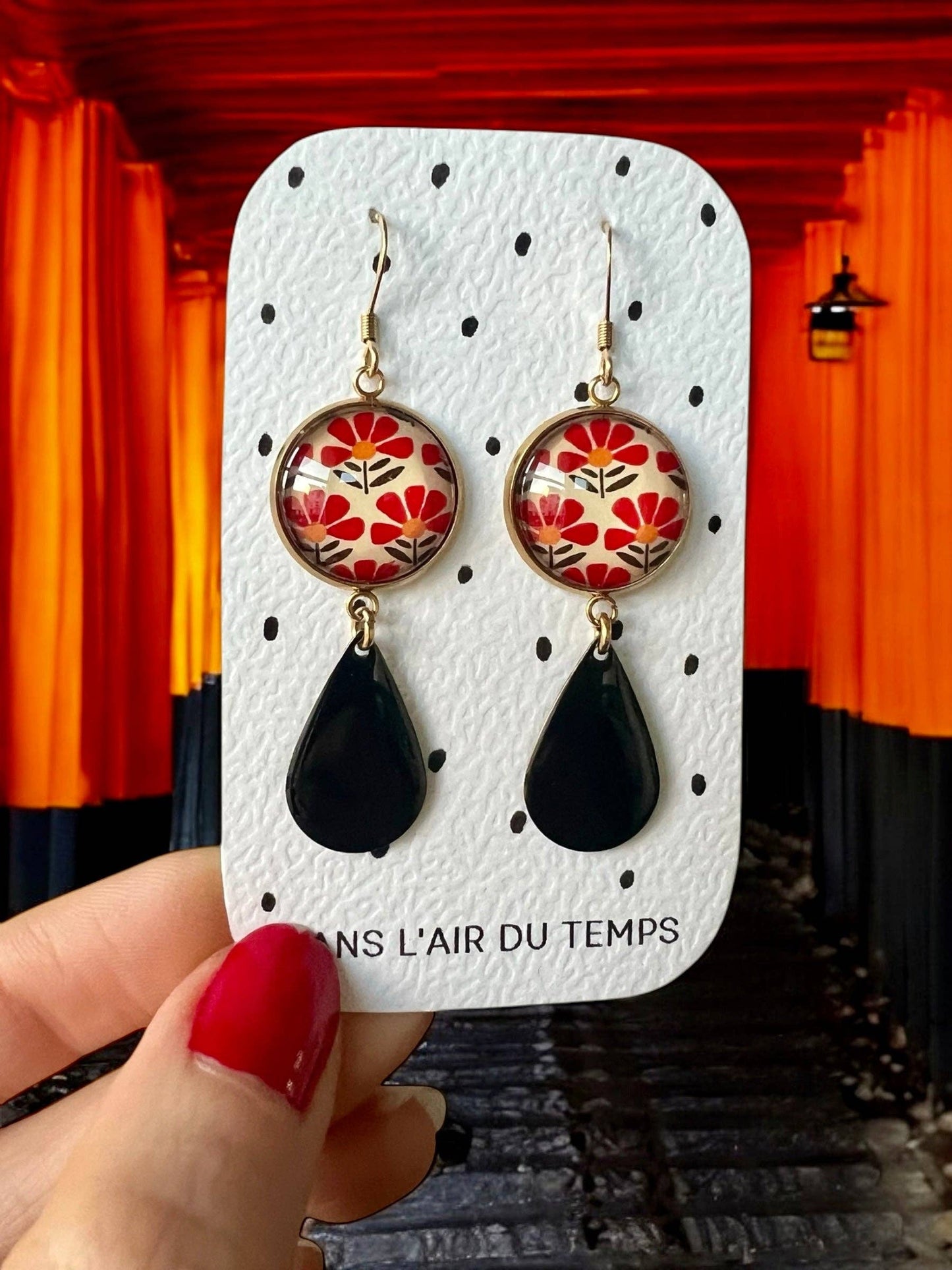 JAPANISCHE ROTE BLUMEN HÄNGENDE OHRRINGE, SCHWARZE EMAILLE, GOLD- ODER SILBERFINISH: Silber