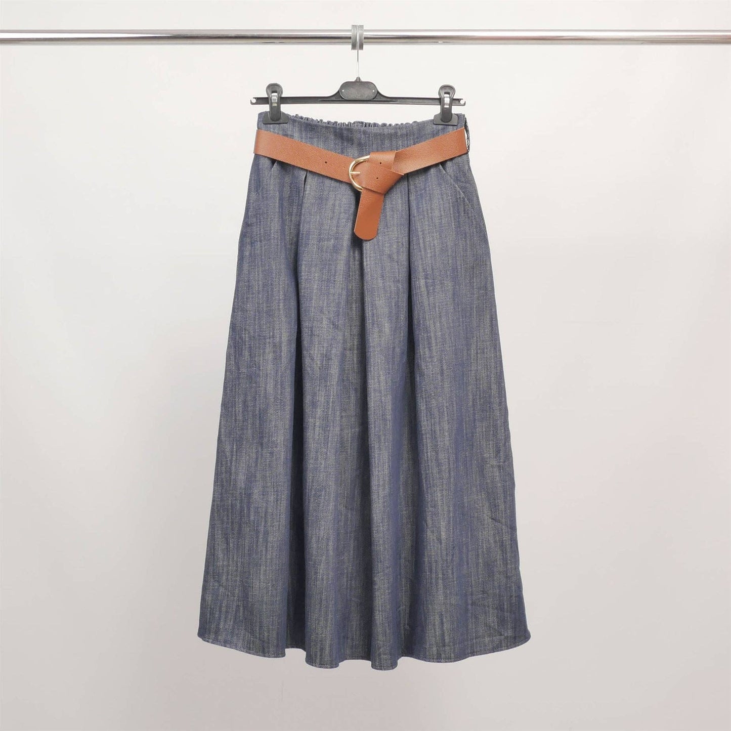 Midirock aus Denim mit Gürtel – Hochtailliert, Blau und modern