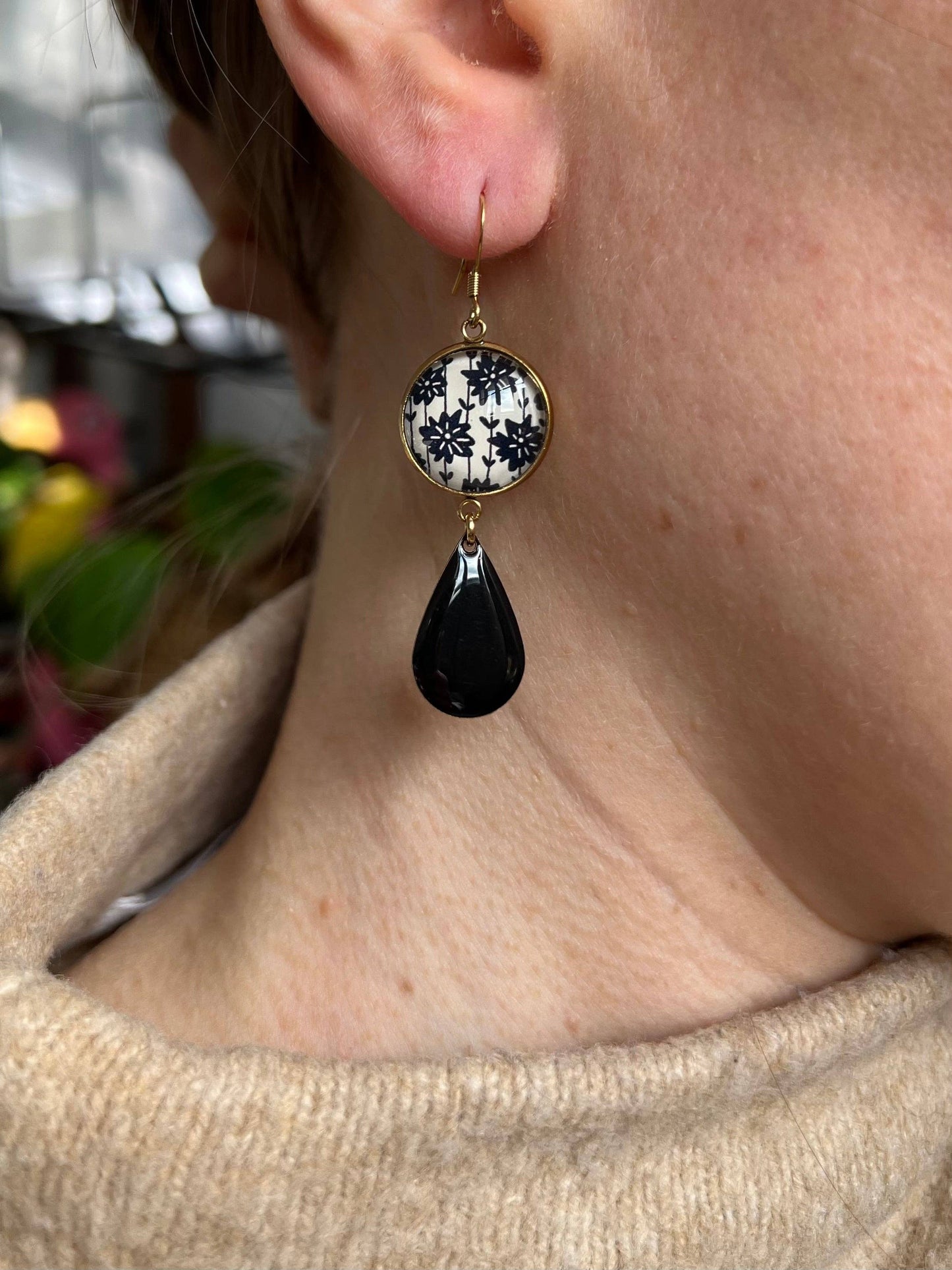SCHMUCK Ohrringe hängende schwarze und weiße Blumen, schwarzer Emaille, goldene oder silberne Ausführung: Silber