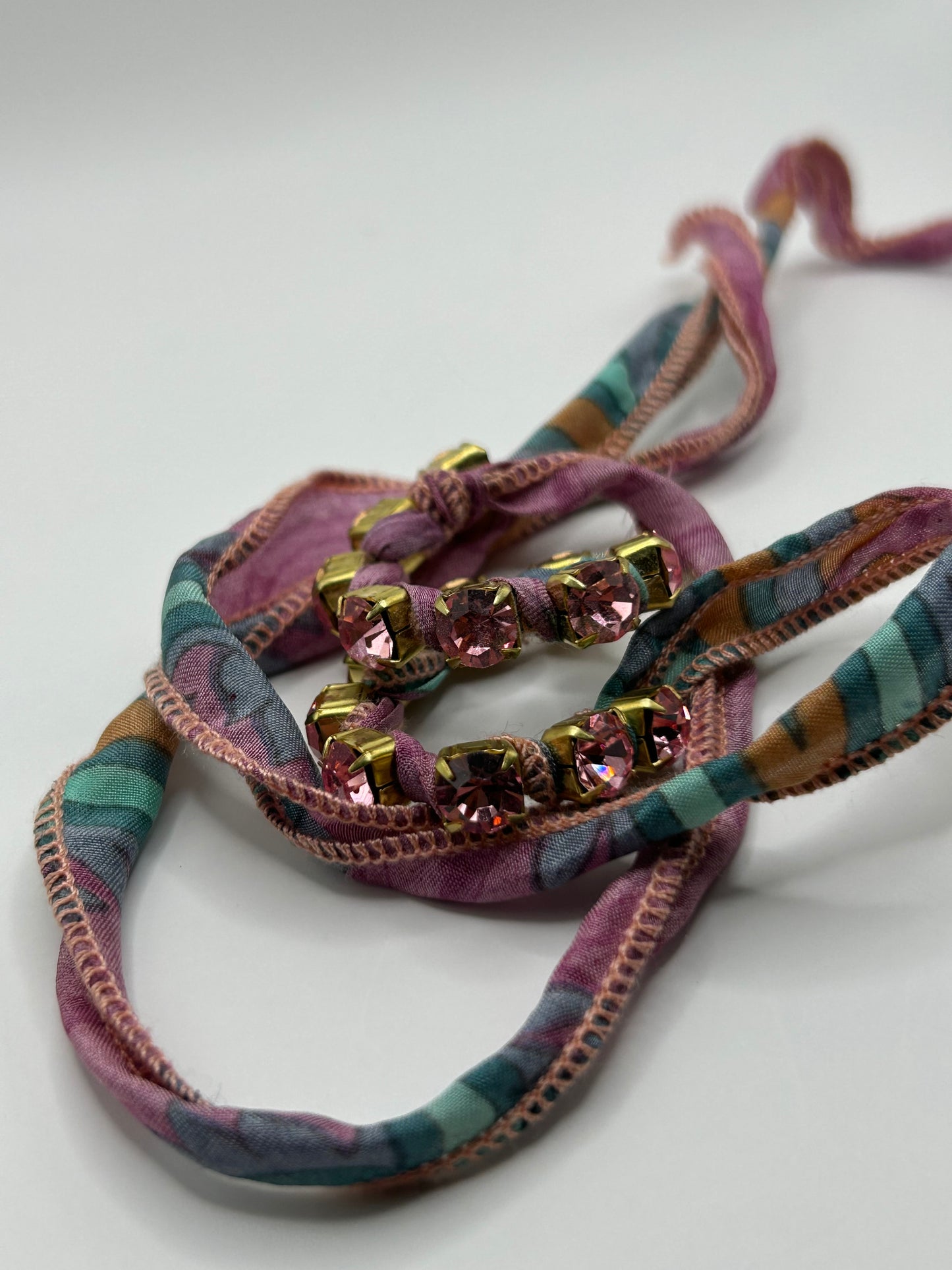 Tezee Wickelarmband Beere-Grün mit Rosé-Strass – Glamour Boho Stoffarmband