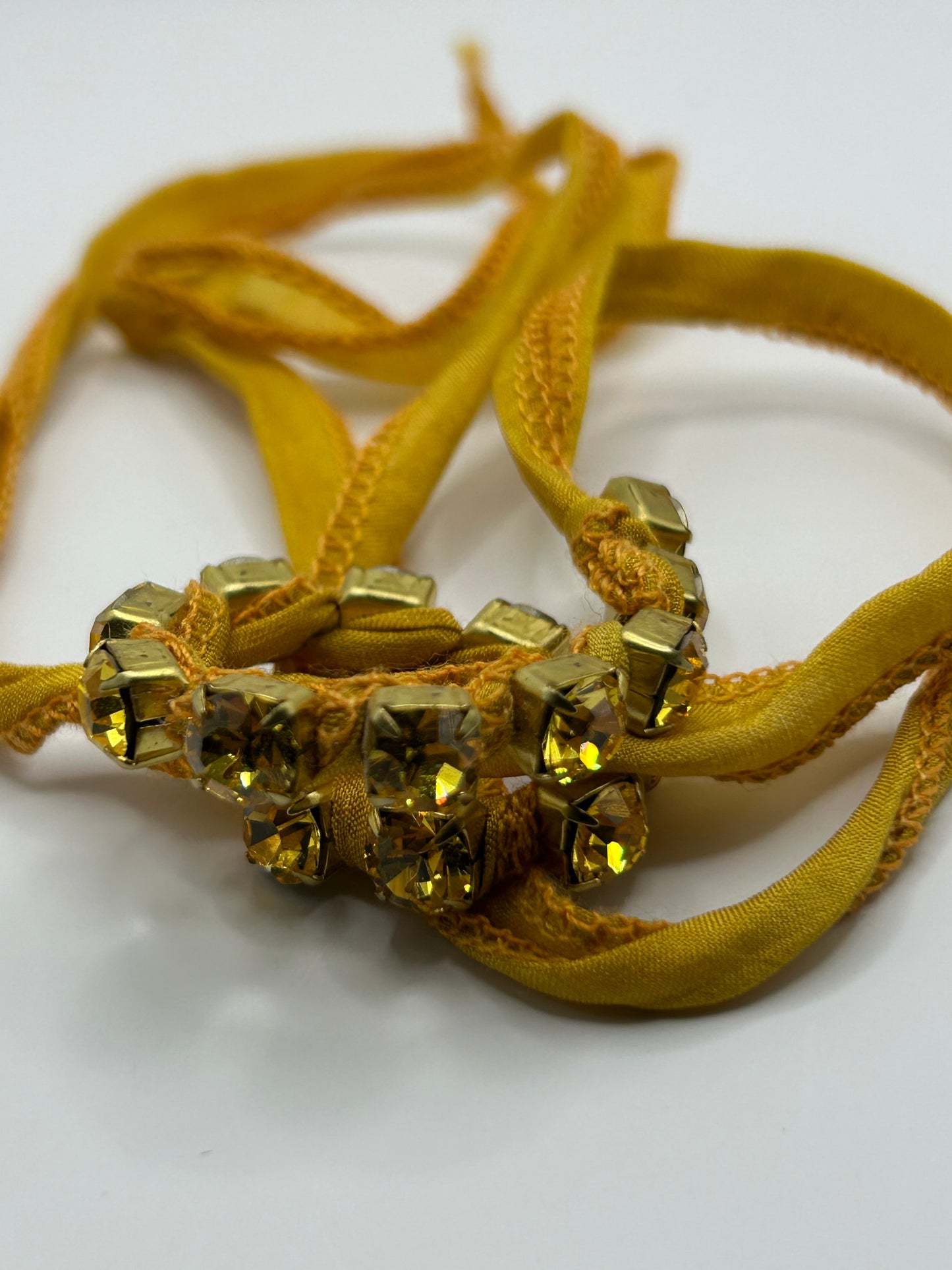 Tezee Wickelarmband Senfgelb mit Gold-Strass – Glamour Boho Stoffarmband