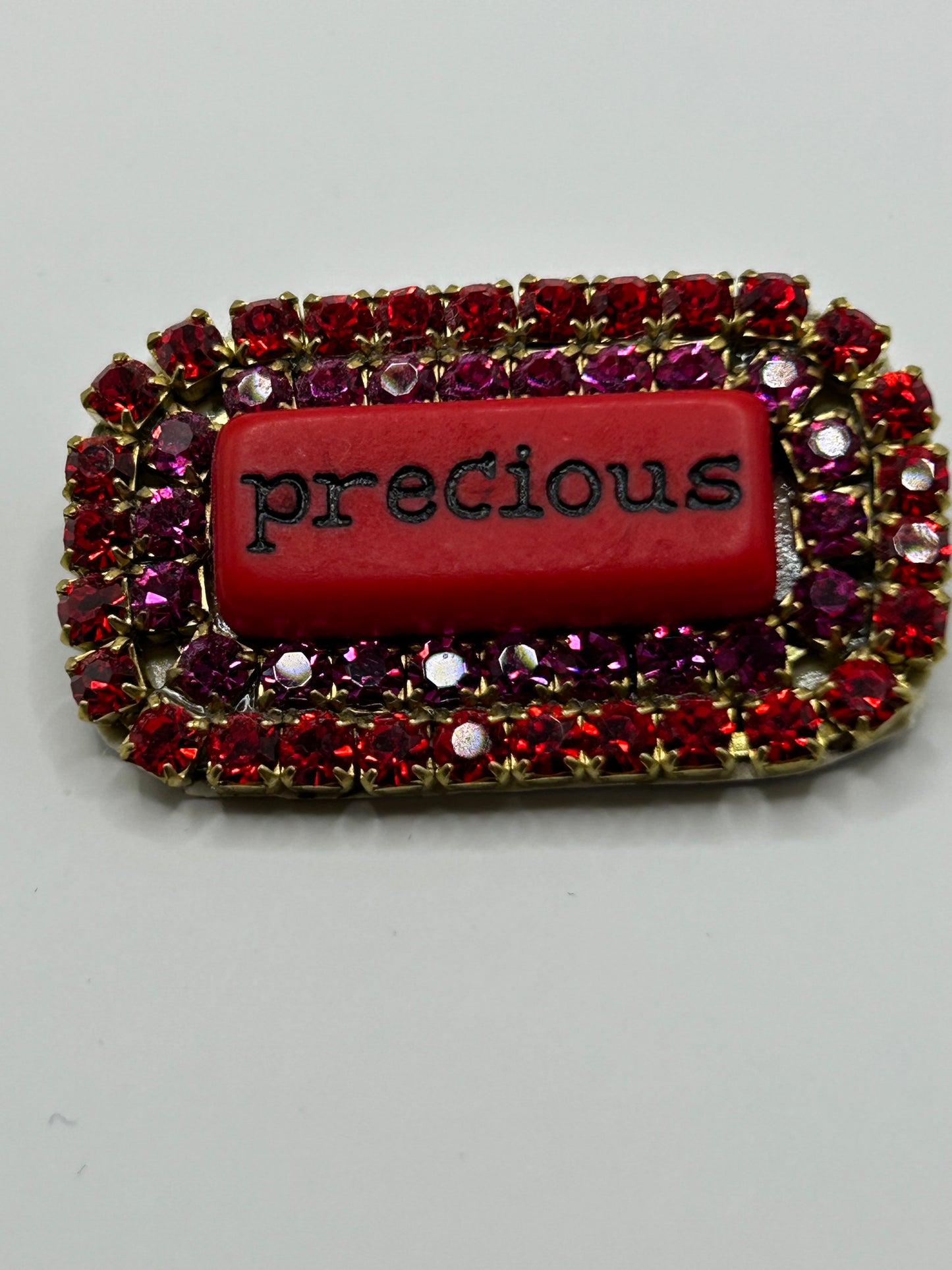 Tezee Statement-Brosche „precious“ – Rot & Pink mit Strass in Metallfassung, messing