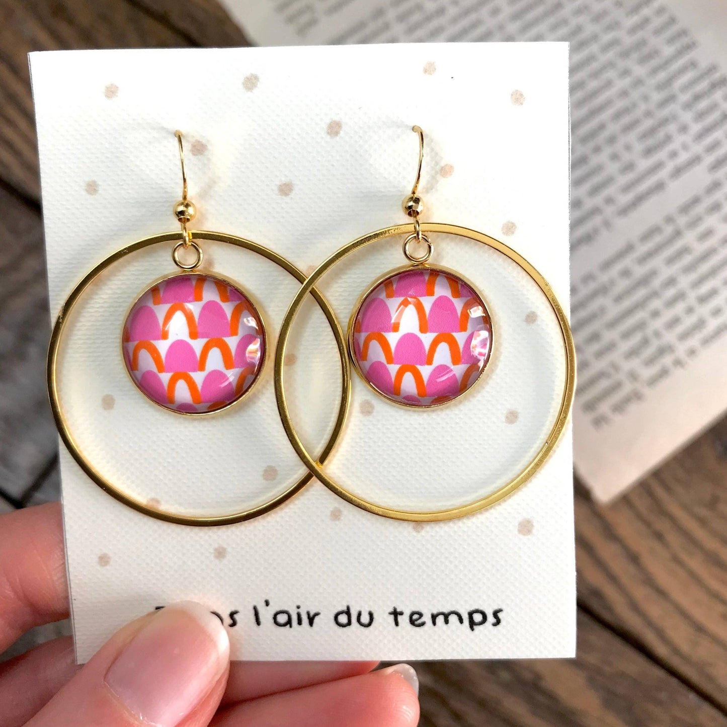 Kreolen-Ohrringe mit geometrischem Muster in Rosa und Orange, gold- oder silberfarbenes Finish.: Silbrig