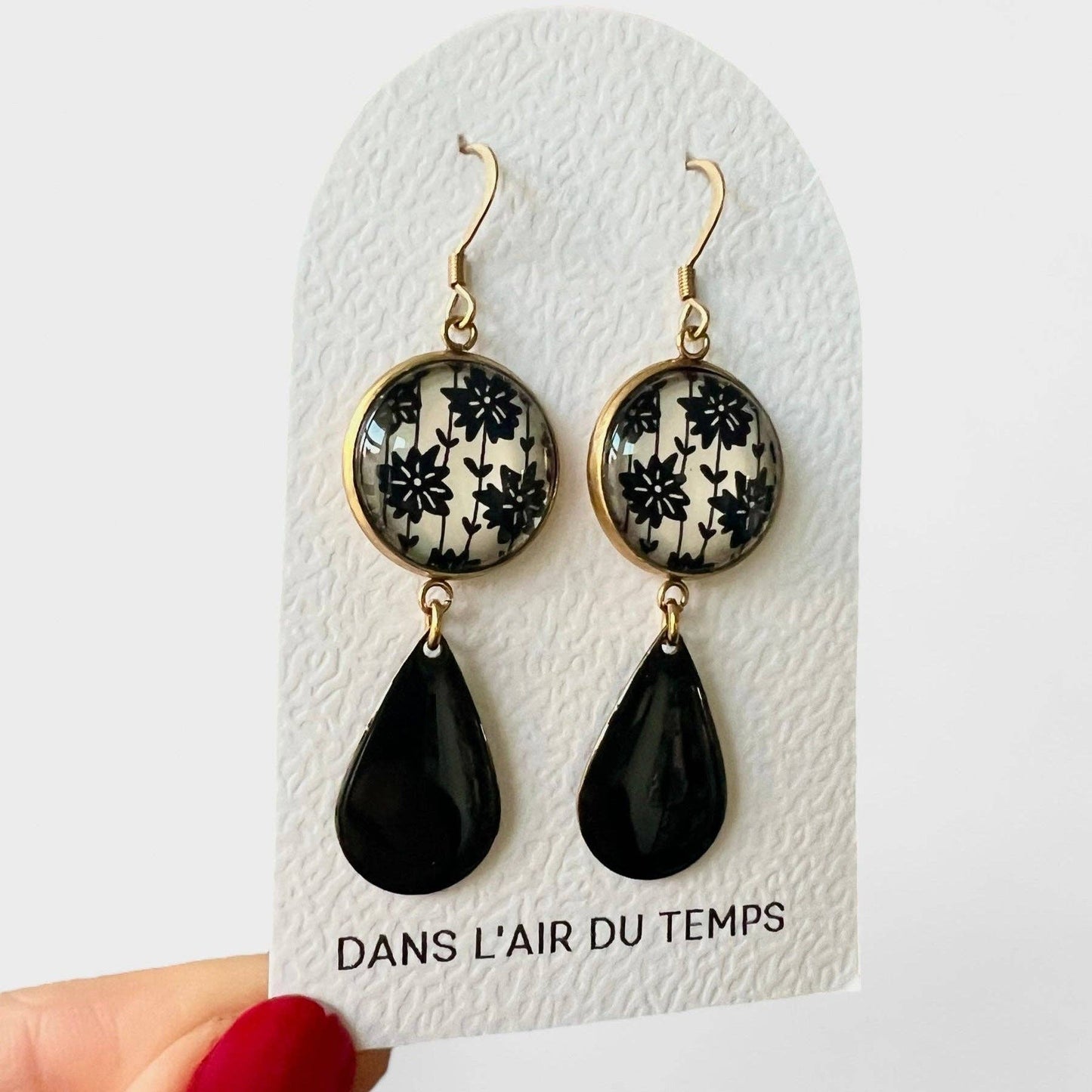 SCHMUCK Ohrringe hängende schwarze und weiße Blumen, schwarzer Emaille, goldene oder silberne Ausführung: Silber