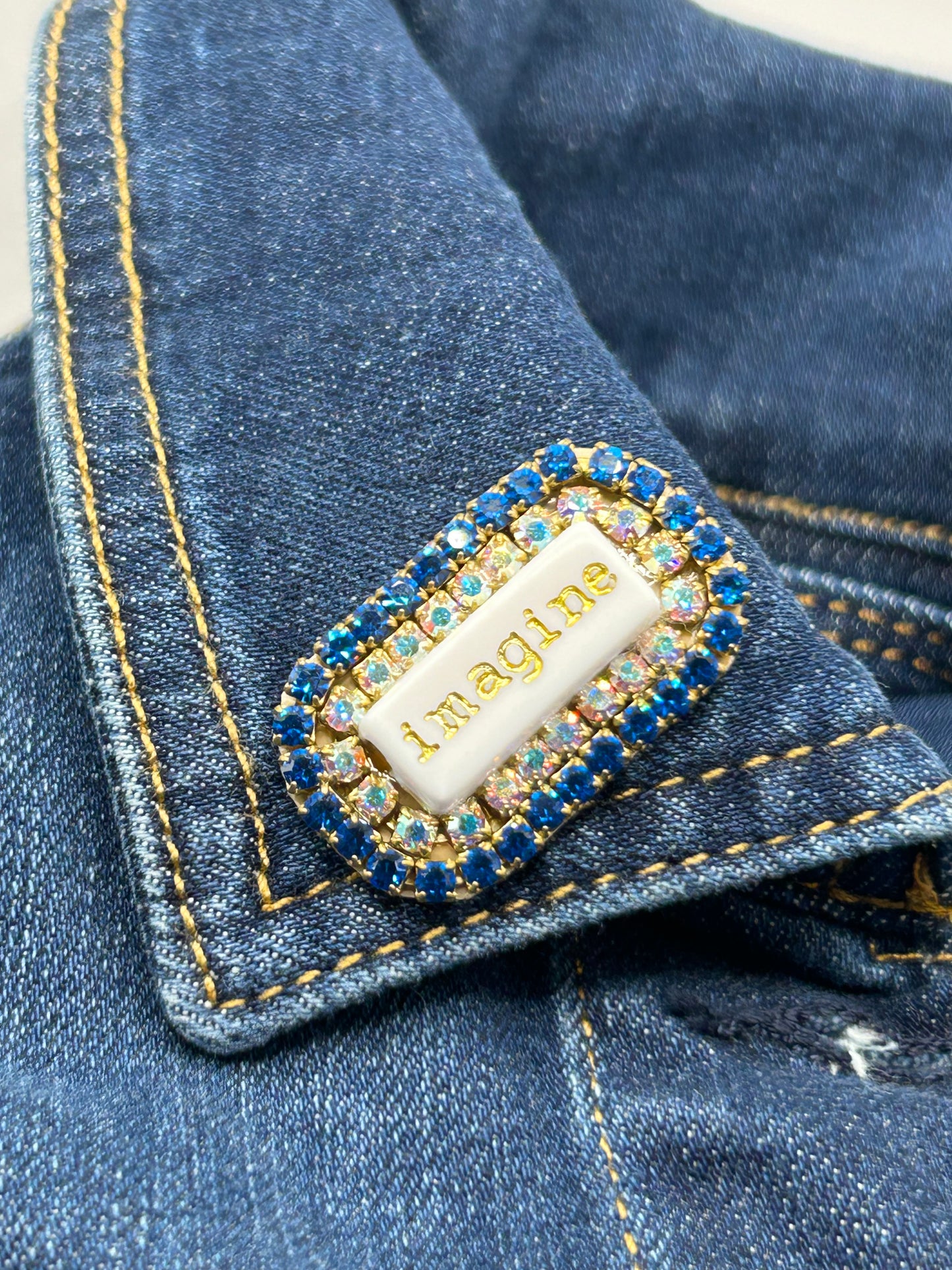 Tezee Statement-Brosche „imagine“ – Blau & Kristall mit Strass in Messingfassung