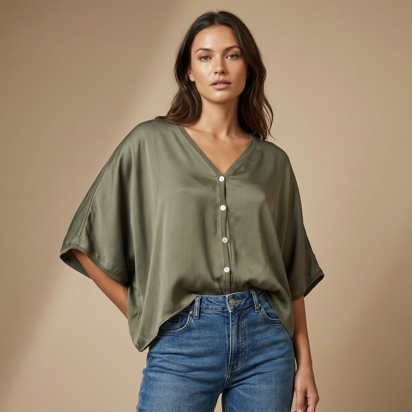 Oversize Bluse // geknöpft in schwarz, mit Seide