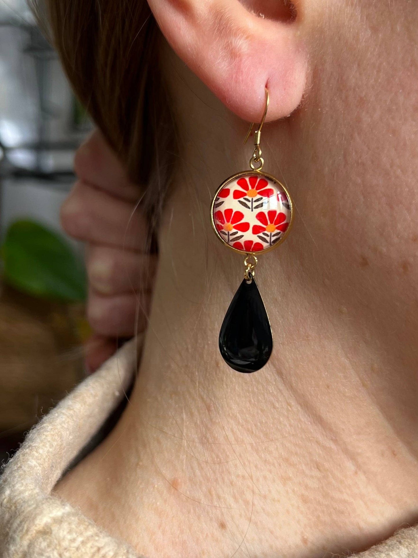 JAPANISCHE ROTE BLUMEN HÄNGENDE OHRRINGE, SCHWARZE EMAILLE, GOLD- ODER SILBERFINISH: Silber