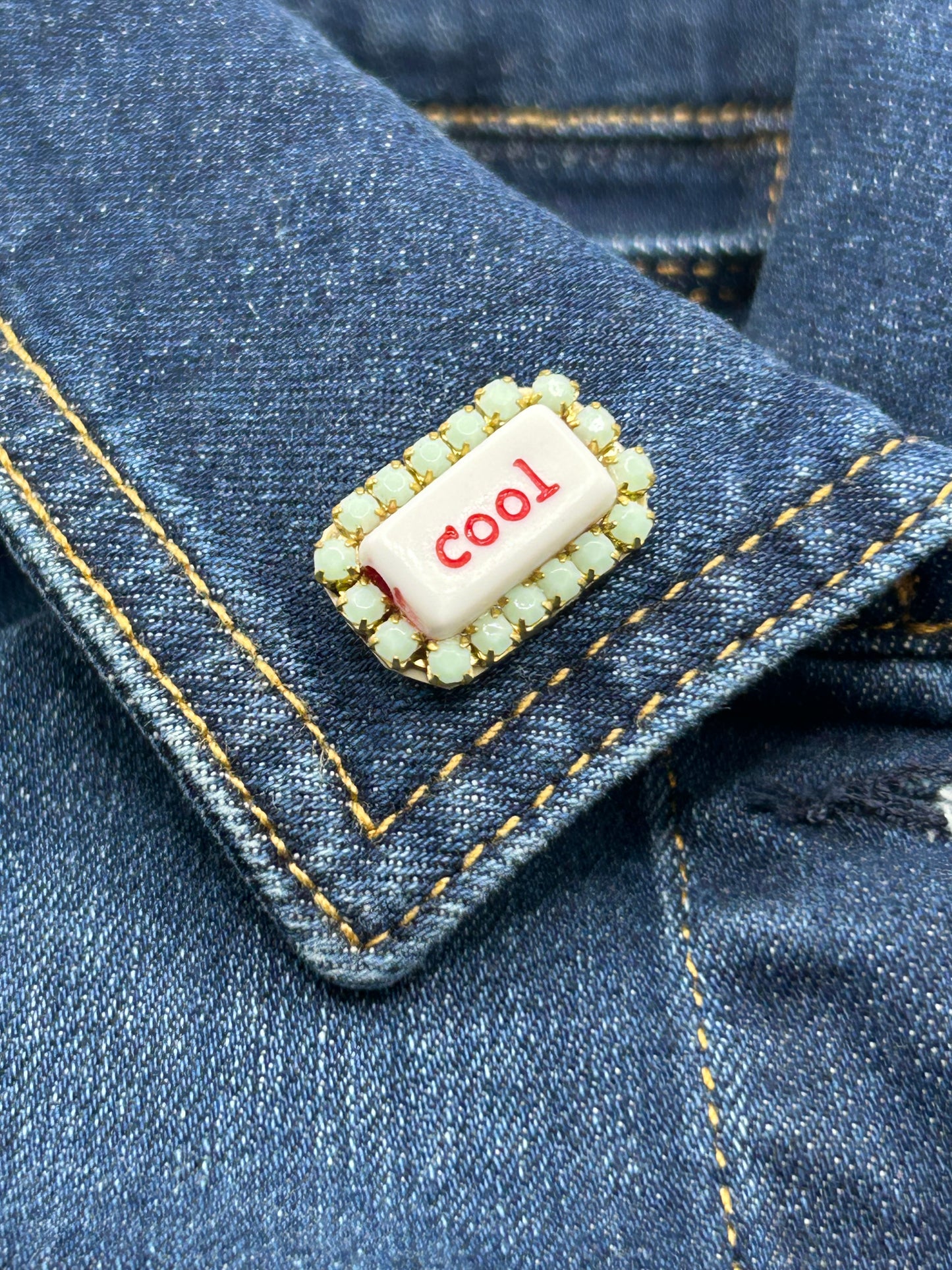 Tezee Statement-Brosche „cool“ – Mintgrün Messing mit Strass | Moderne Modebrosche