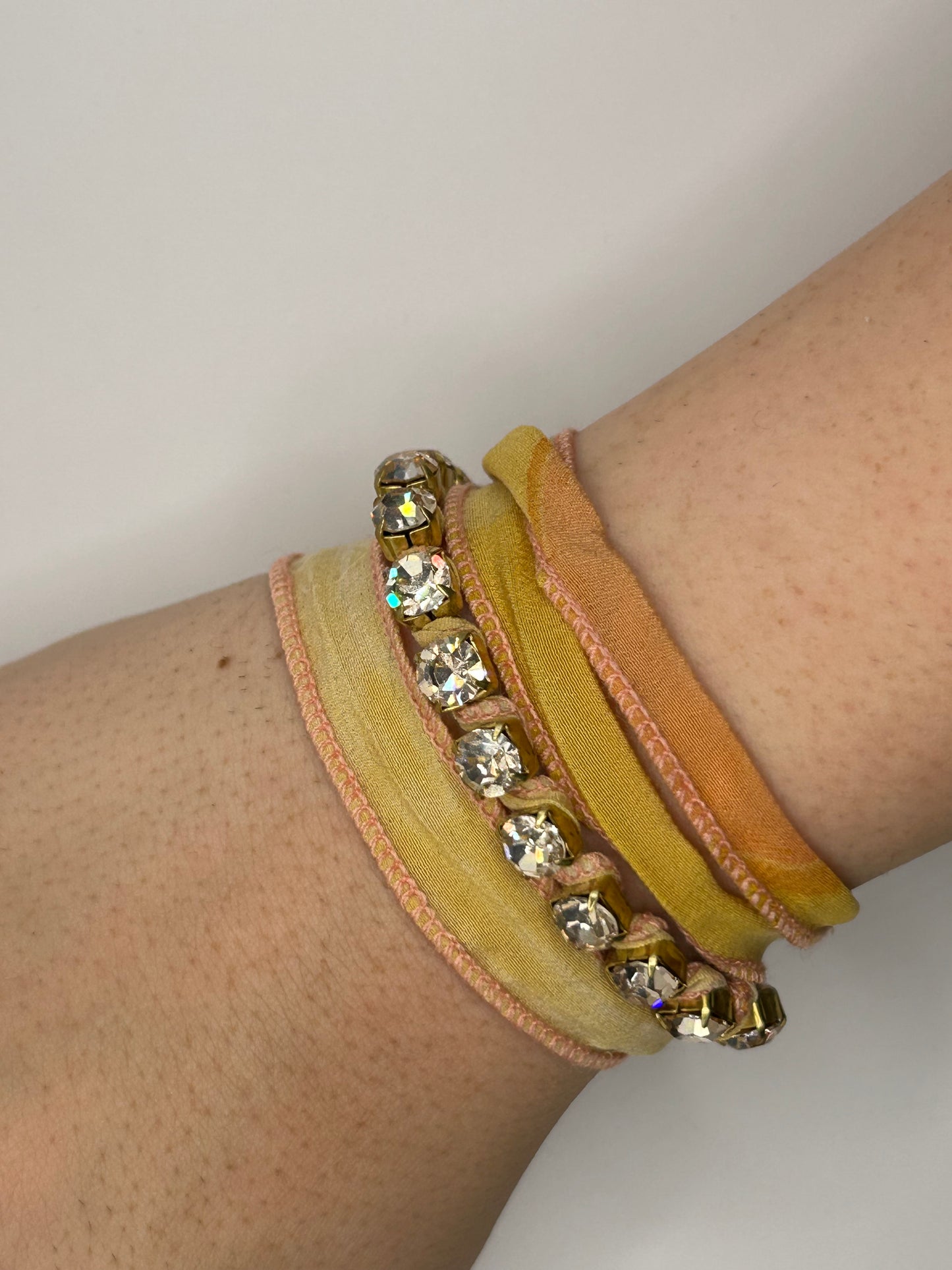 Tezee Wickelarmband Gelb-Gold mit Champagner-Strass – Glamour Boho Stoffarmband