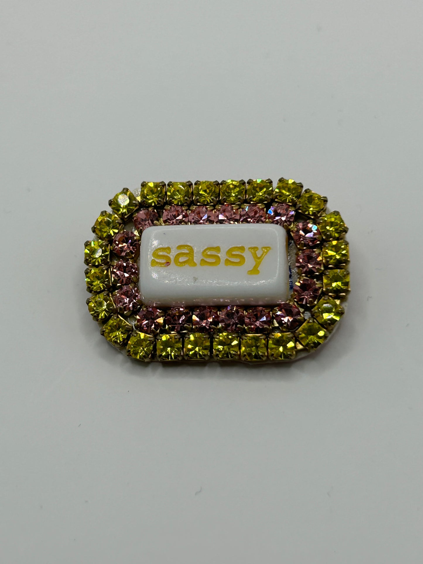 Statement-Brosche „sassy“ – Rosé & Gelb mit Strass – Tezee