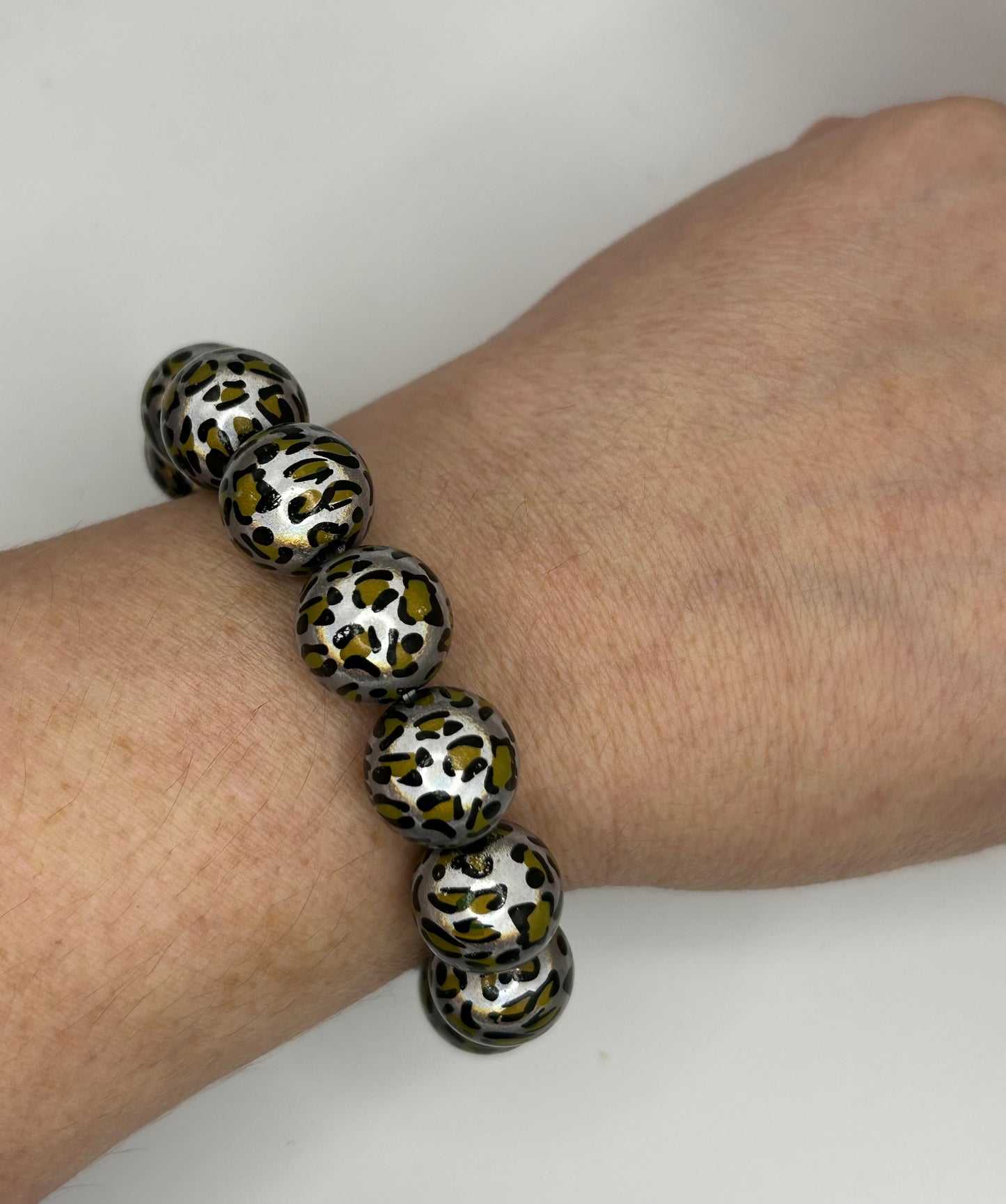 LizzyMae elastisches Leo-Perlenarmband mit Anhänger | Animal Print Statement Armband