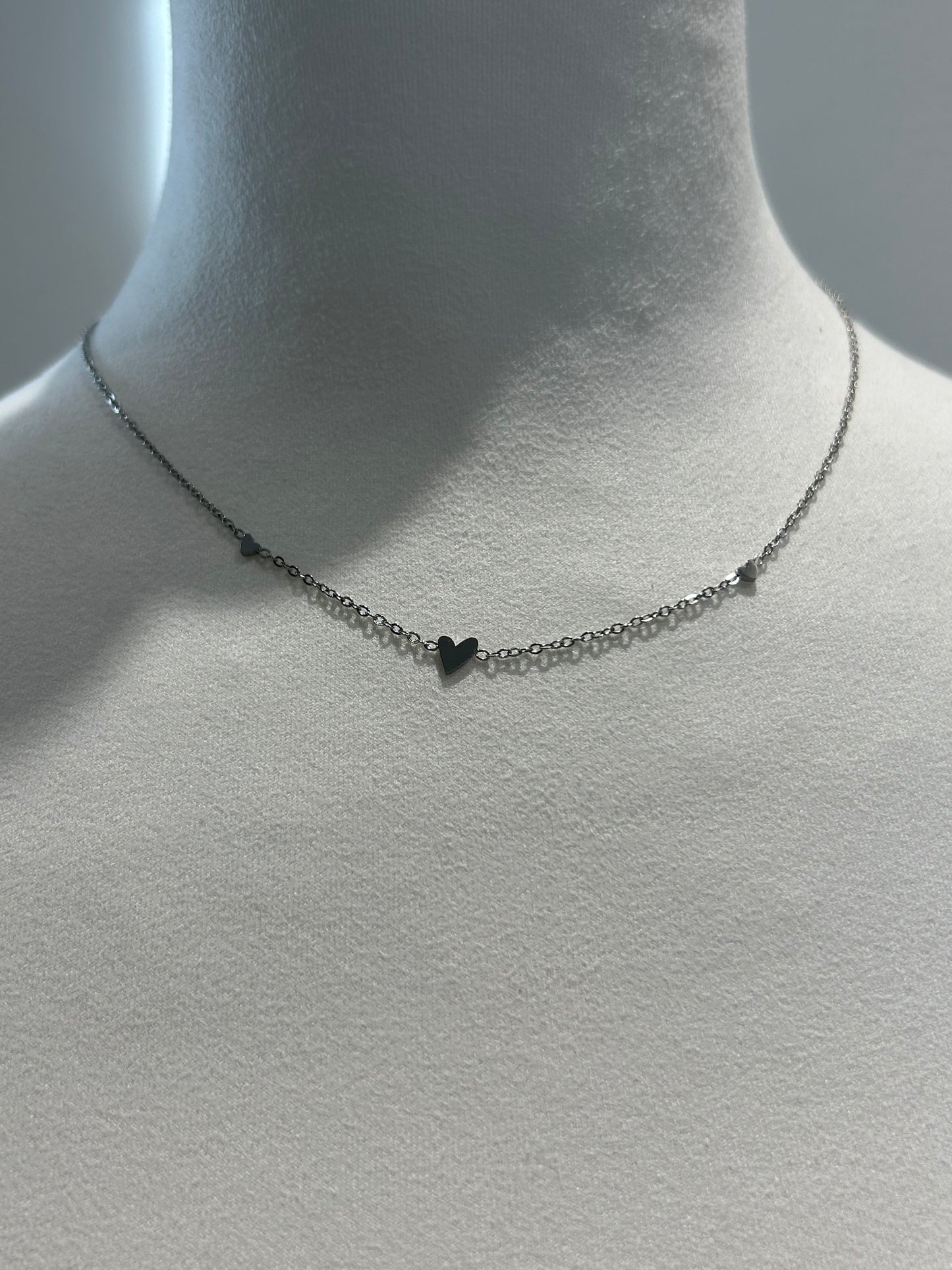Bazou-Feine silberne Halskette aus Edelstahl mit 3 Mini-Herzen-Charms