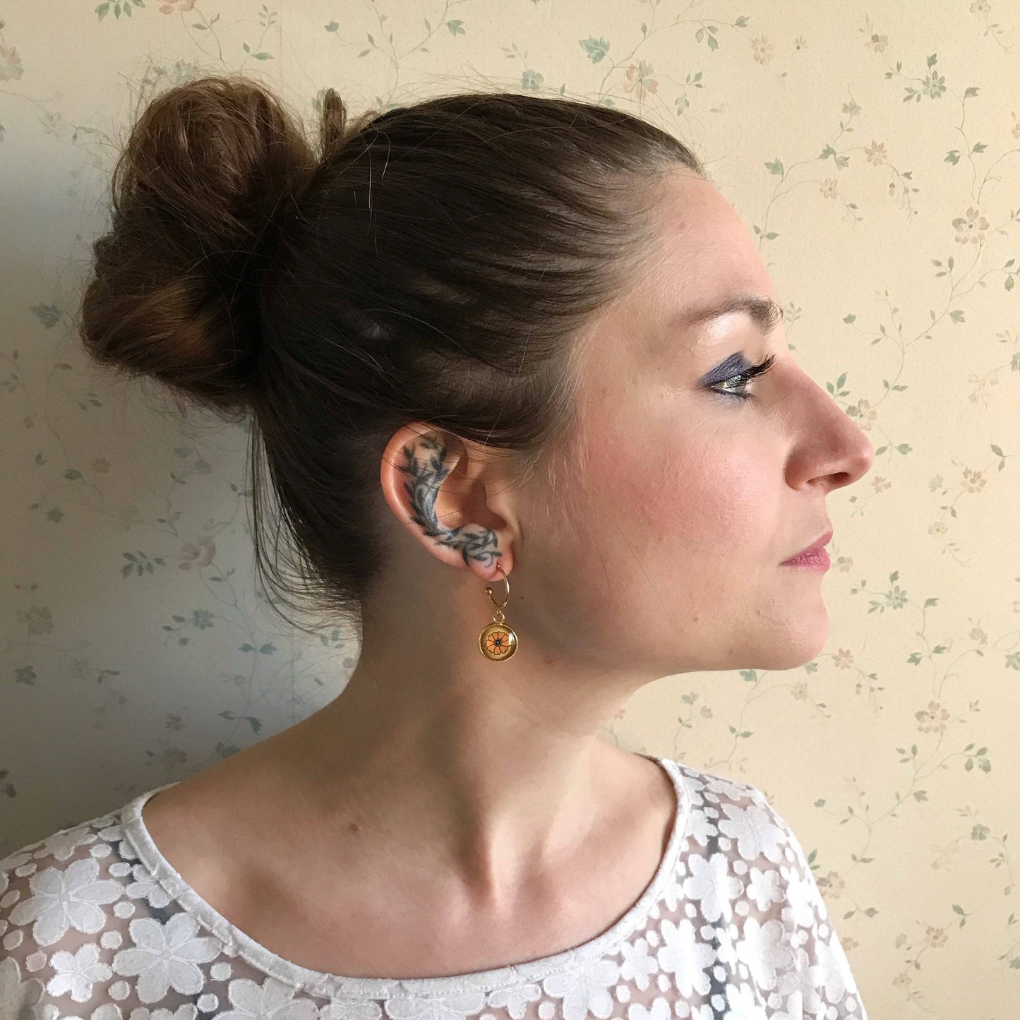 Mini-Creolen mit braunem und beigem geometrischem Muster, gold- oder silberfarbenes Finish: Gold