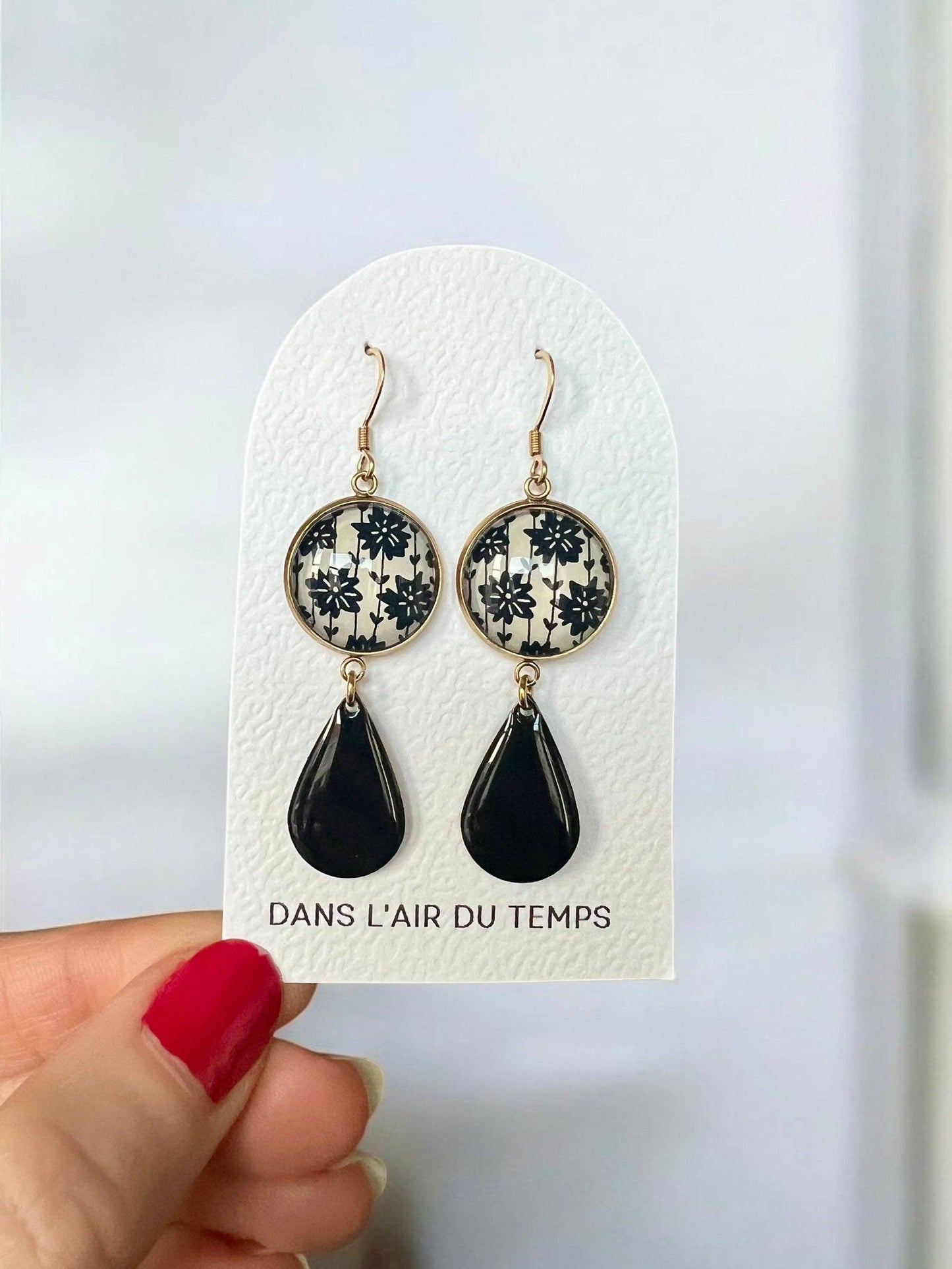 SCHMUCK Ohrringe hängende schwarze und weiße Blumen, schwarzer Emaille, goldene oder silberne Ausführung: Silber