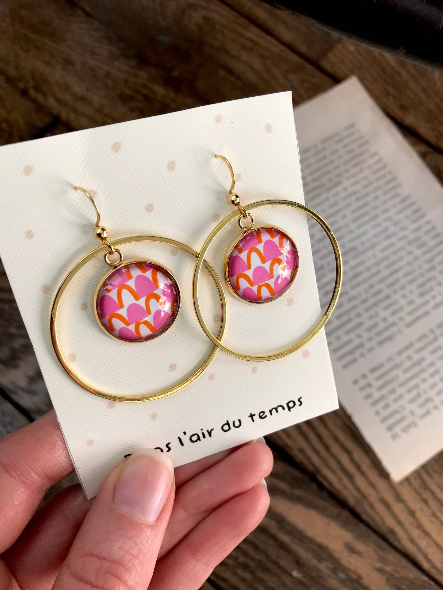 Kreolen-Ohrringe mit geometrischem Muster in Rosa und Orange, gold- oder silberfarbenes Finish.: Silbrig