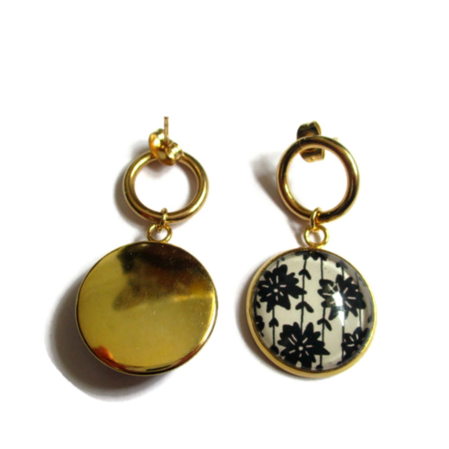 HÄNGENDE OHRRINGE, schwarze und weiße Blumen mit goldener oder silberner Oberfläche: Gold