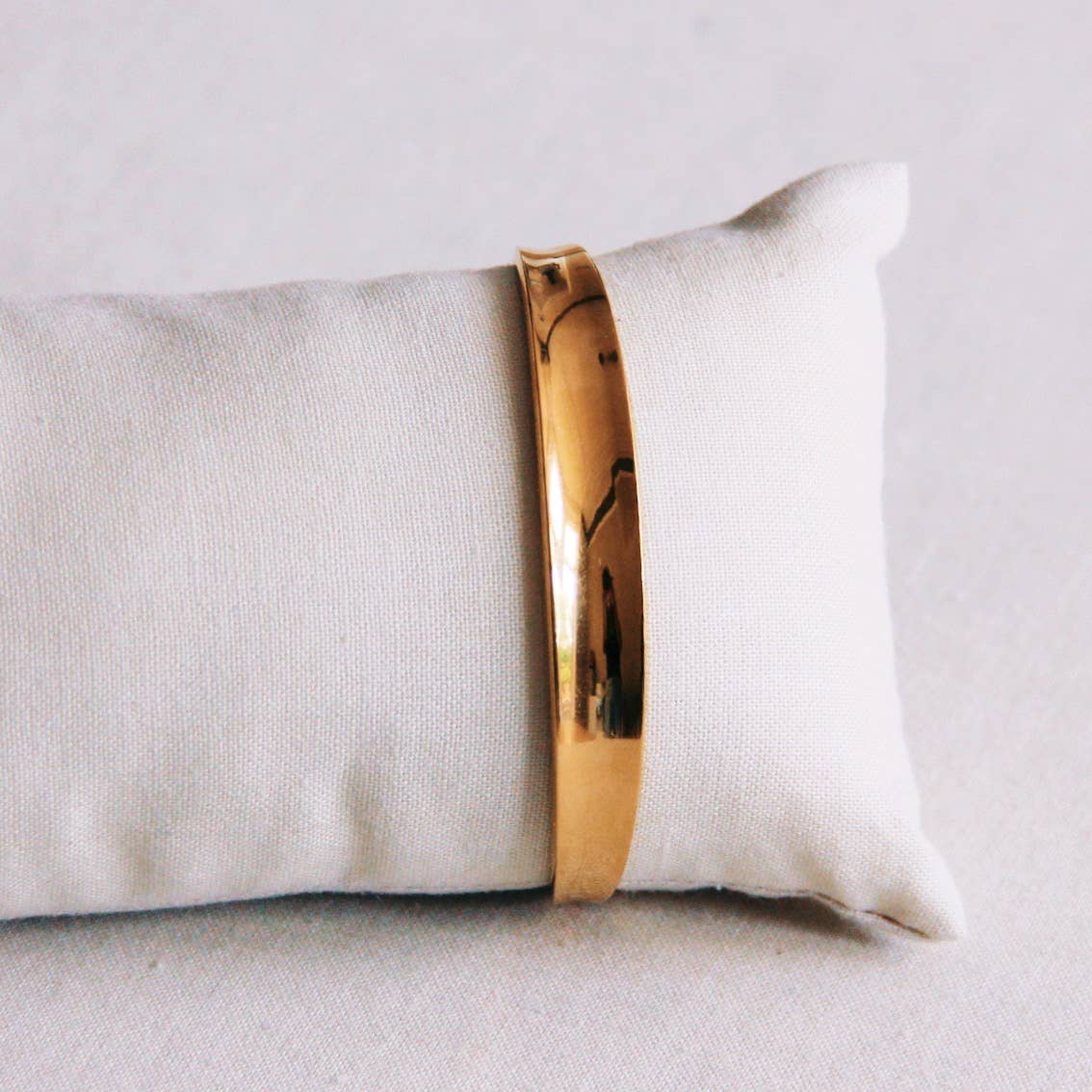 Minimalistischer Gold Armreif – Offener Edelstahl Bangle | Zeitlos & Elegant von Bazou