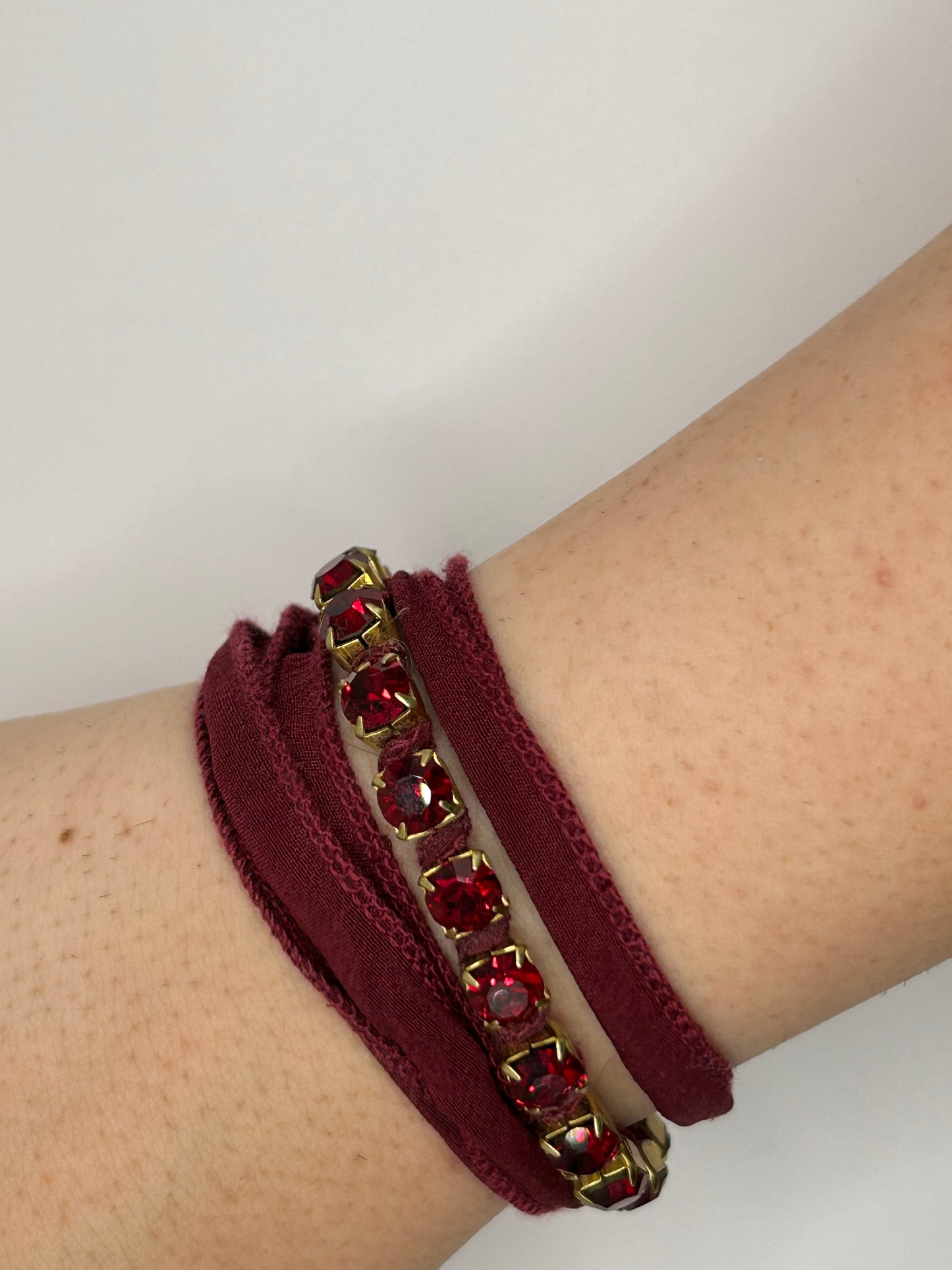 Tezee Bordeaux Wickelarmband mit roten Strasssteinen – Glamour Boho Armband