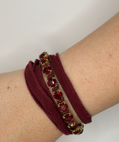 Tezee Bordeaux Wickelarmband mit roten Strasssteinen – Glamour Boho Armband
