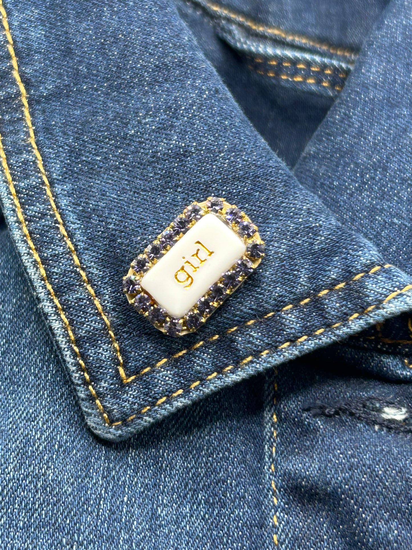 Tezee Statement-Brosche „girl“ – Funkelnde Strassbrosche mit Schriftzug, messingfassung