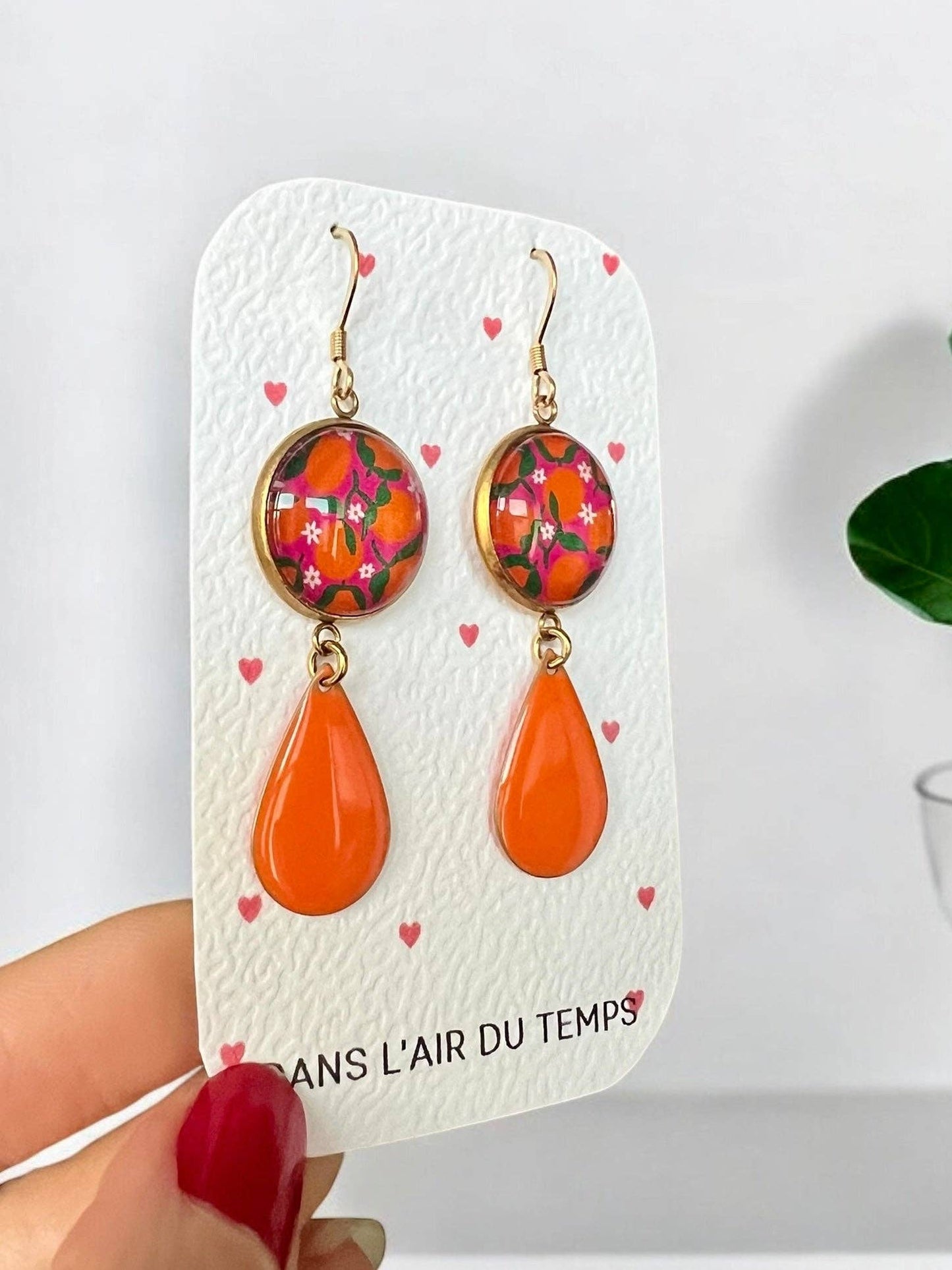 ORANGE HÄNGENDE OHRRINGE auf rosa Hintergrund, orange Emaille: Silber