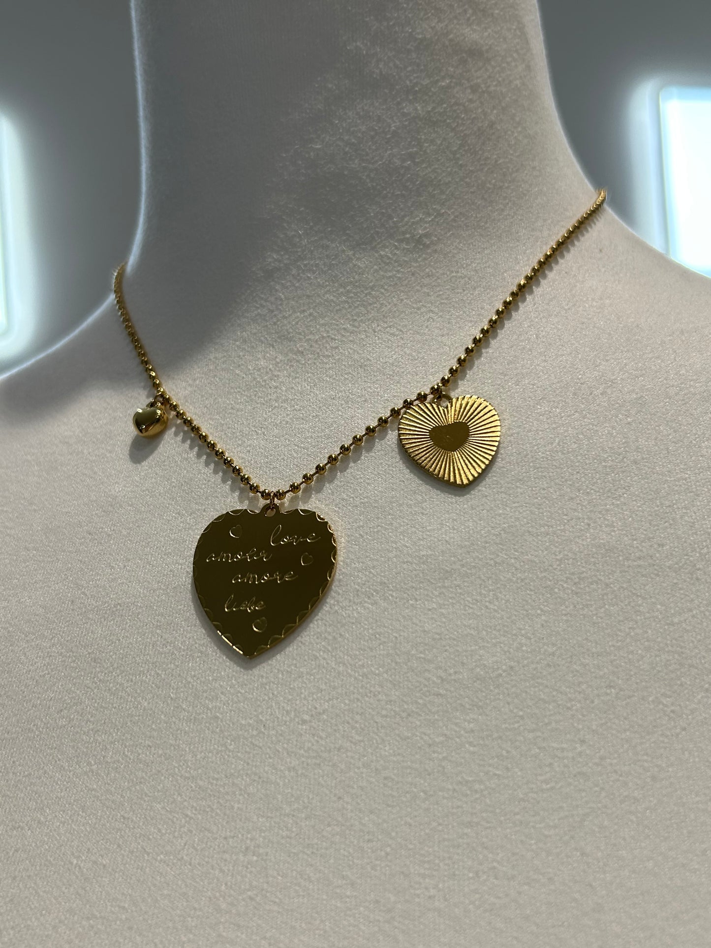 Bazou-Goldene Edelstahl- Love-Kugelkettchen-Halskette mit 3 Herzen