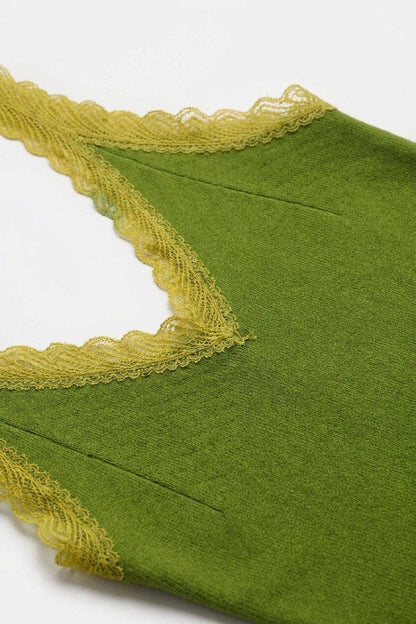 Feinstrick-Camisole mit kontrastierender Spitzenborte in Oliv, Brau oder Grau