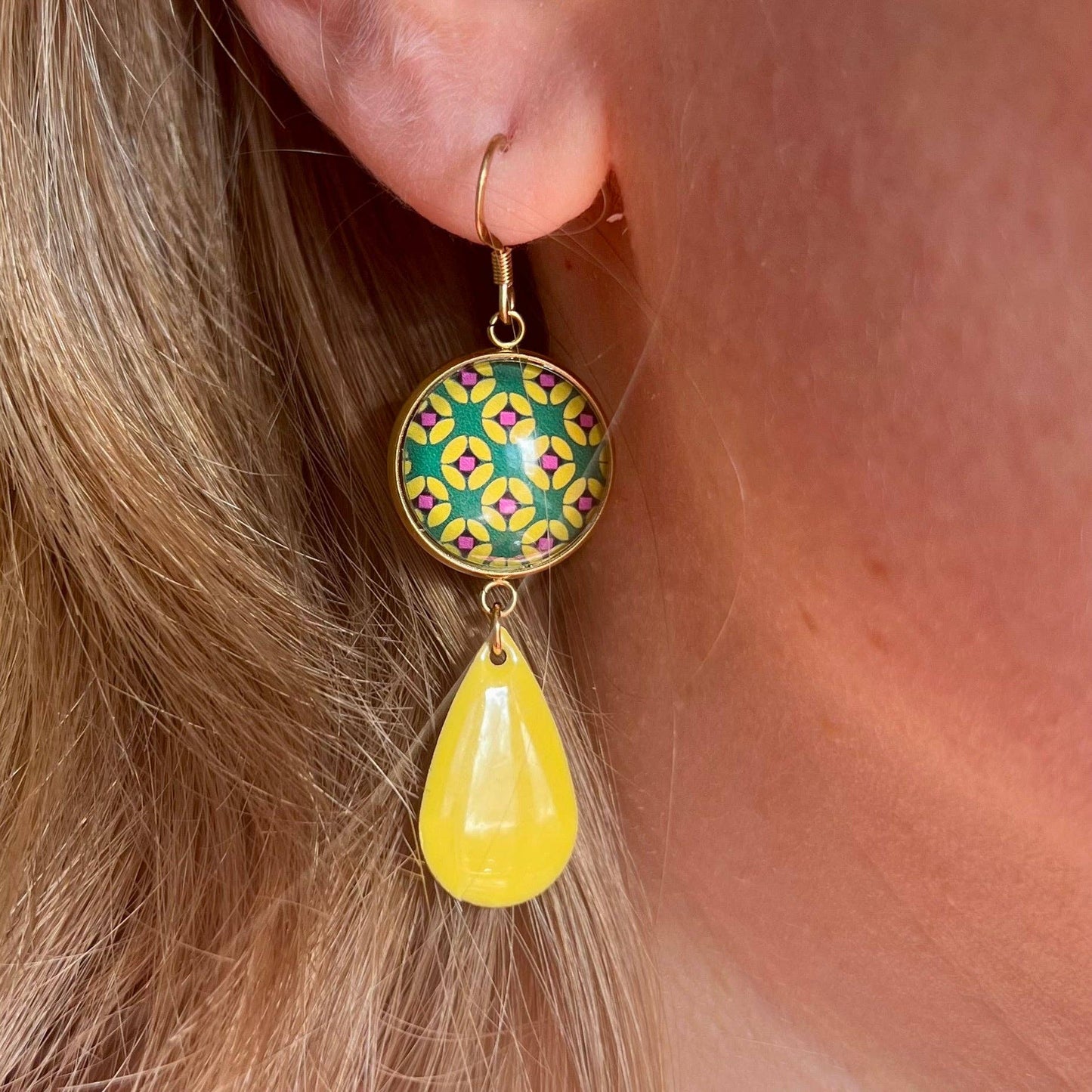 HÄNGENDE OHRRINGE mit grün-gelbem und violettem geometrischem Muster, goldene oder silberne Ausführung: Silber