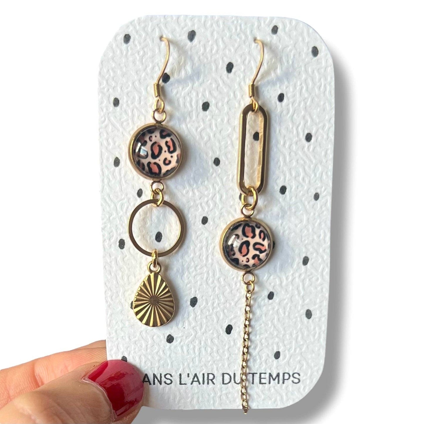 Asymmetrische Leoparden-Ohrringe: Golden