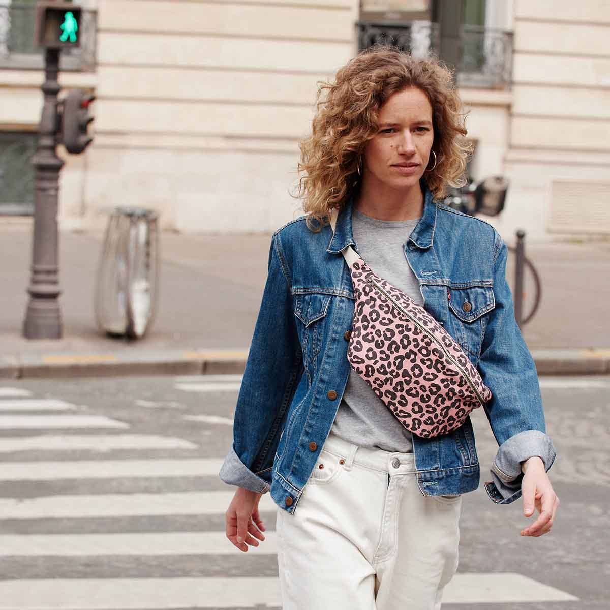 Rose in April-Damen Bauchtasche Grau mit Leopardenmuster: ERDBEERE / Grau
