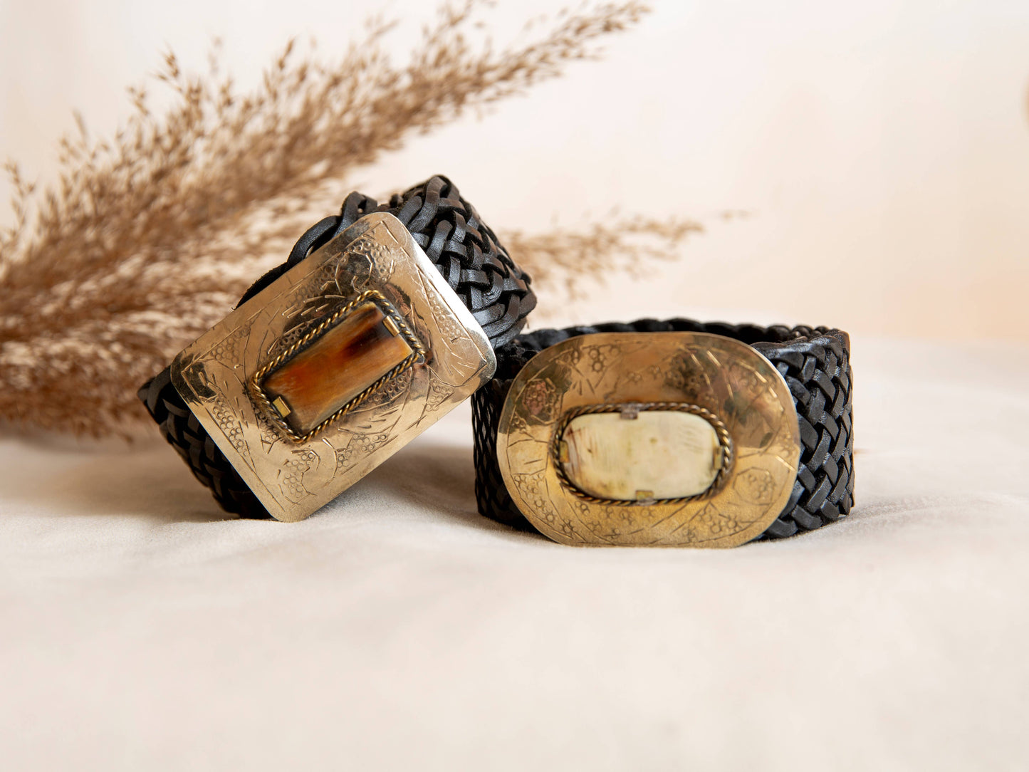 Lula Natura- SCHWARZER BREITER LEDERGÜRTELmit schwarzem oder weißen Mittelstein, handgearbeitet