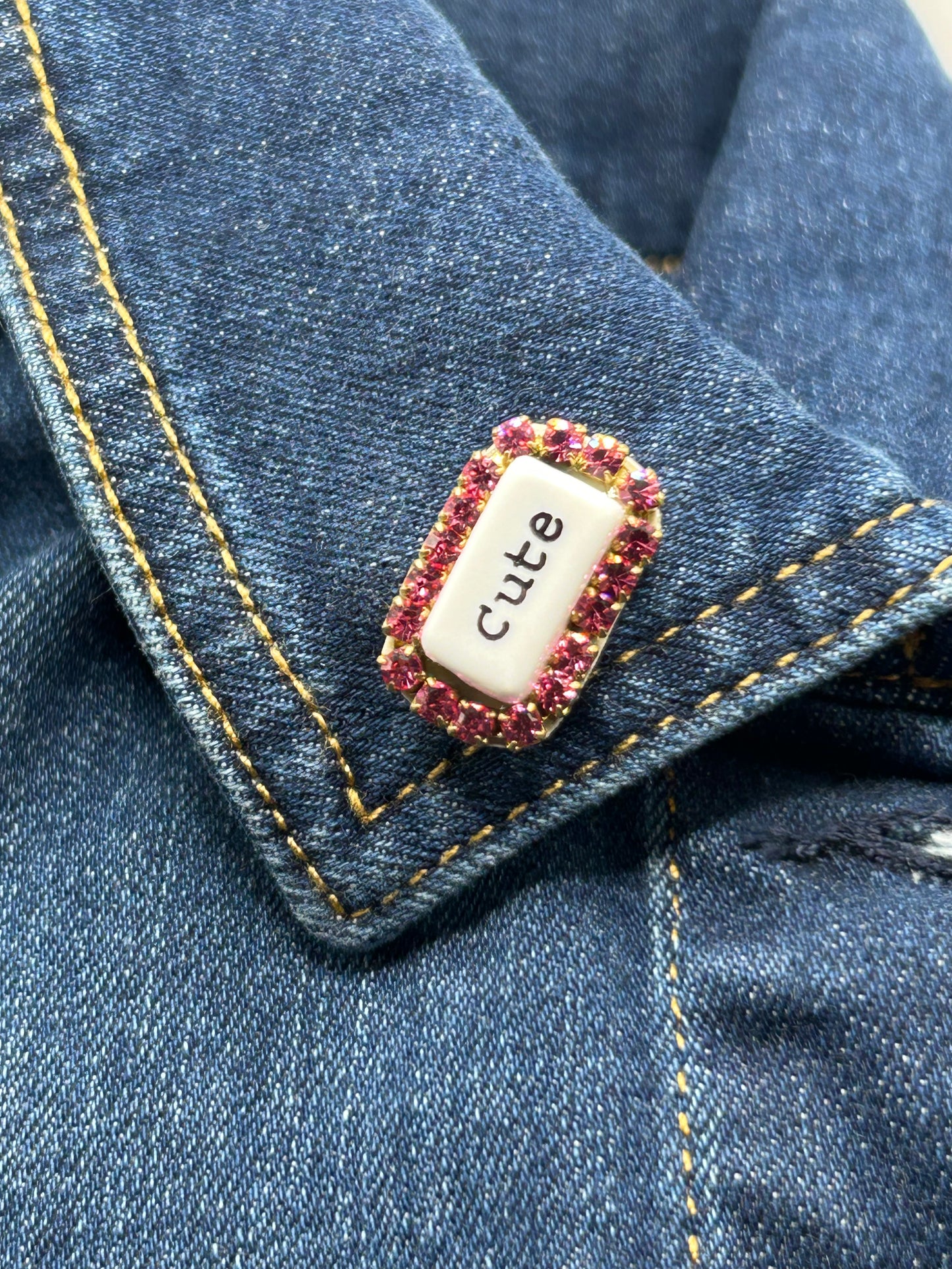 Tezee Statement-Brosche „cute“ – Funkelnde Strassbrosche in Rosa & Messingfassung