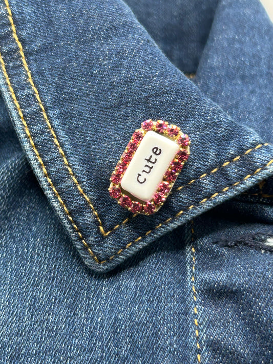 Tezee Statement-Brosche „cute“ – Funkelnde Strassbrosche in Rosa & Messingfassung