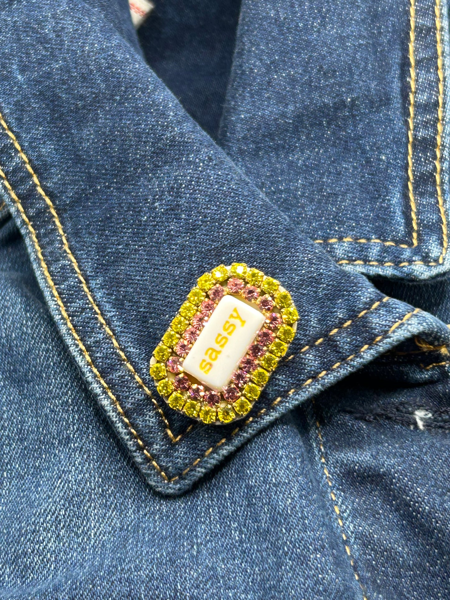Statement-Brosche „sassy“ – Rosé & Gelb mit Strass – Tezee