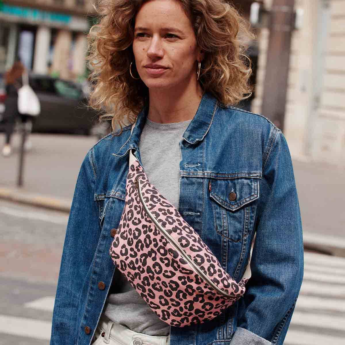 Rose in April-Damen Bauchtasche Grau mit Leopardenmuster: ERDBEERE / Grau