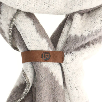 LOT83 Schal Beige/Weiß – ultraweicher Damen-Schal mit modernem Muster & Lederband | Elegantes Winter-Accessoire