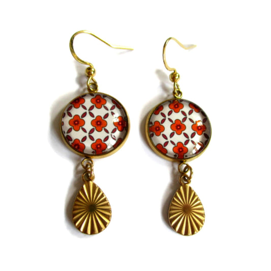 Kleine Ohrringe mit orangefarbenen Blumen im Boho-Chic.