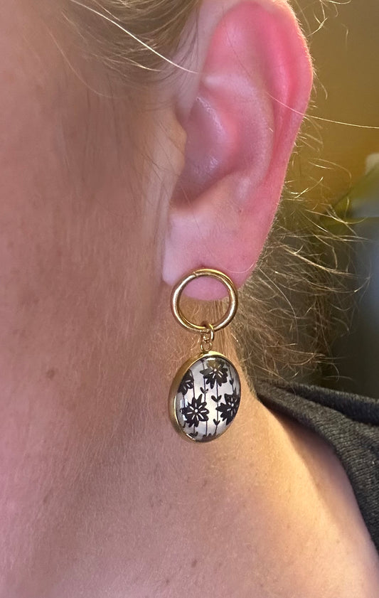 Ohrringe Gold mit Schwarz-Weiß Blumenmotiv – Dans l’air du temps bijoux
