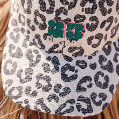 Rose in April-Cap in grau- beige von Rose in April x 23Degrés mit Leopardenmuster