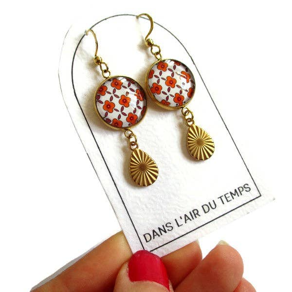 Kleine Ohrringe mit orangefarbenen Blumen im Boho-Chic.