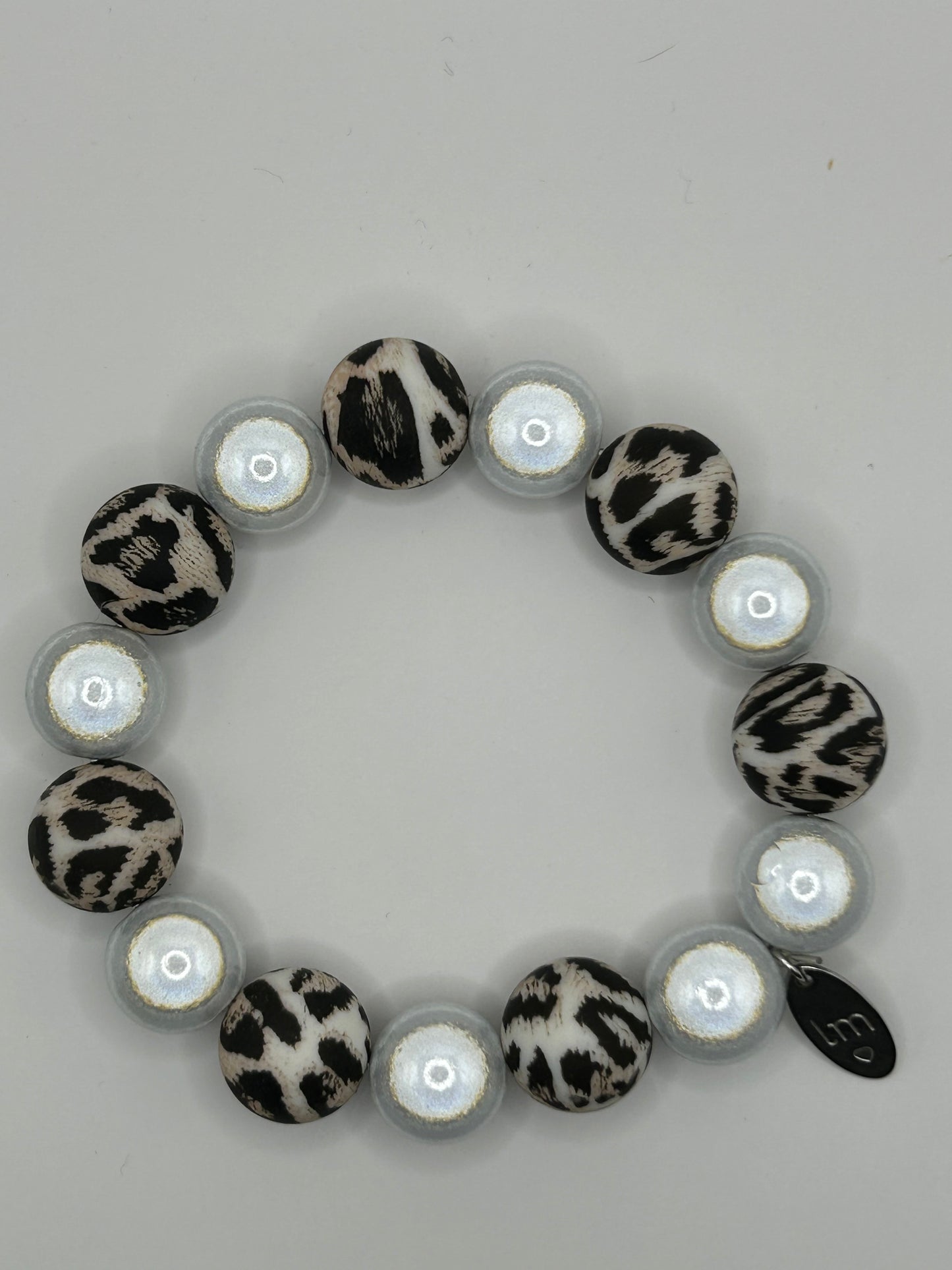 LizzyMae elastisches Leo-Perlenarmband Schwarz-Weiß mit Silber | Statement Armband