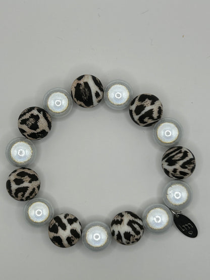 LizzyMae elastisches Leo-Perlenarmband Schwarz-Weiß mit Silber | Statement Armband