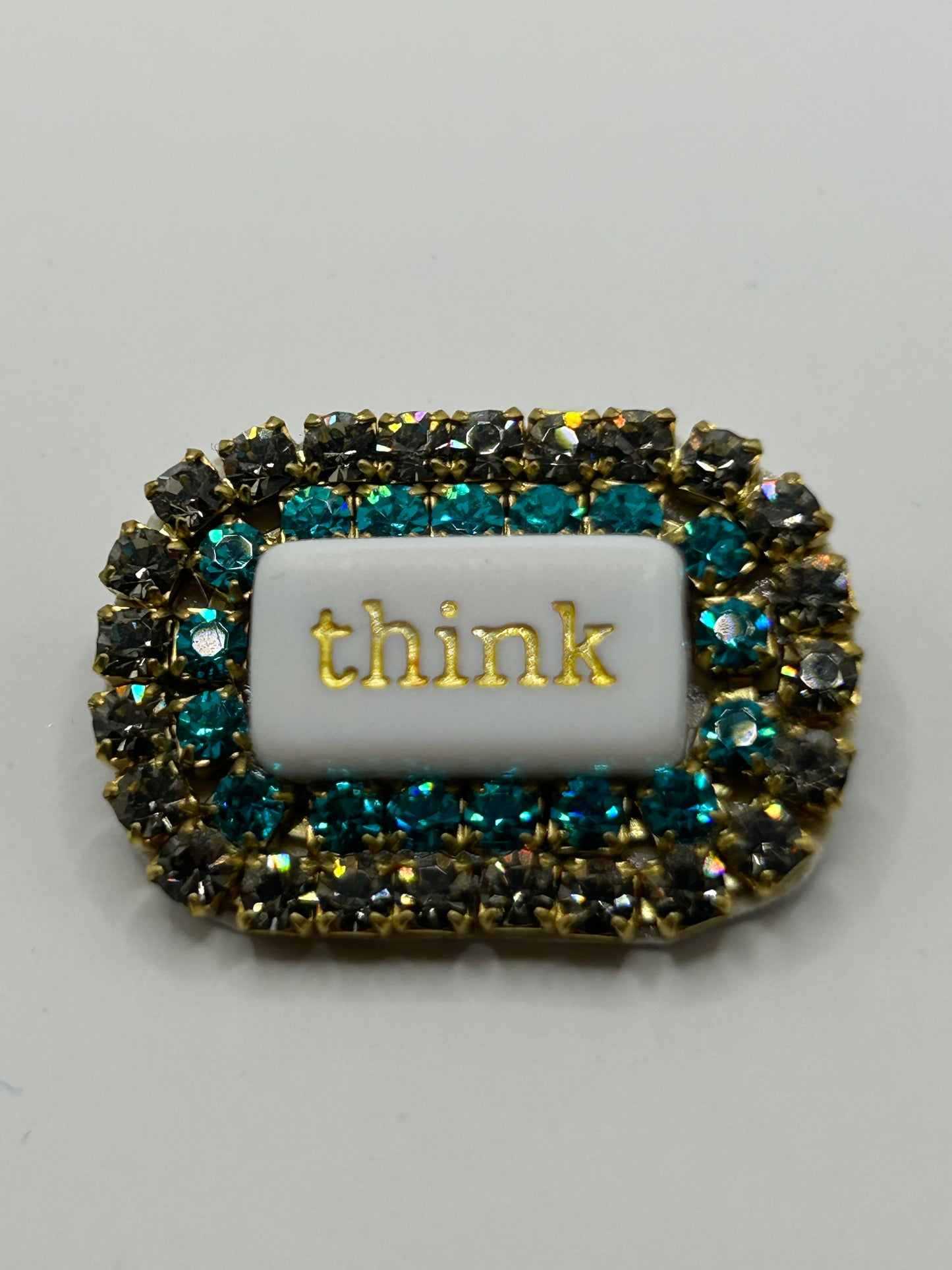 Tezee Statement-Brosche „think“ – Türkis Grau-Messing mit Strass | Inspirierende Modebrosche