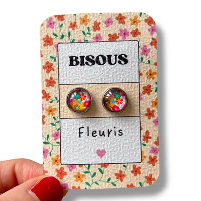Bisous Fleuris“ Ohrstecker – Farbenfroher Blütengruß mit französischem Charme, Dans lˋair du Temps bijoux