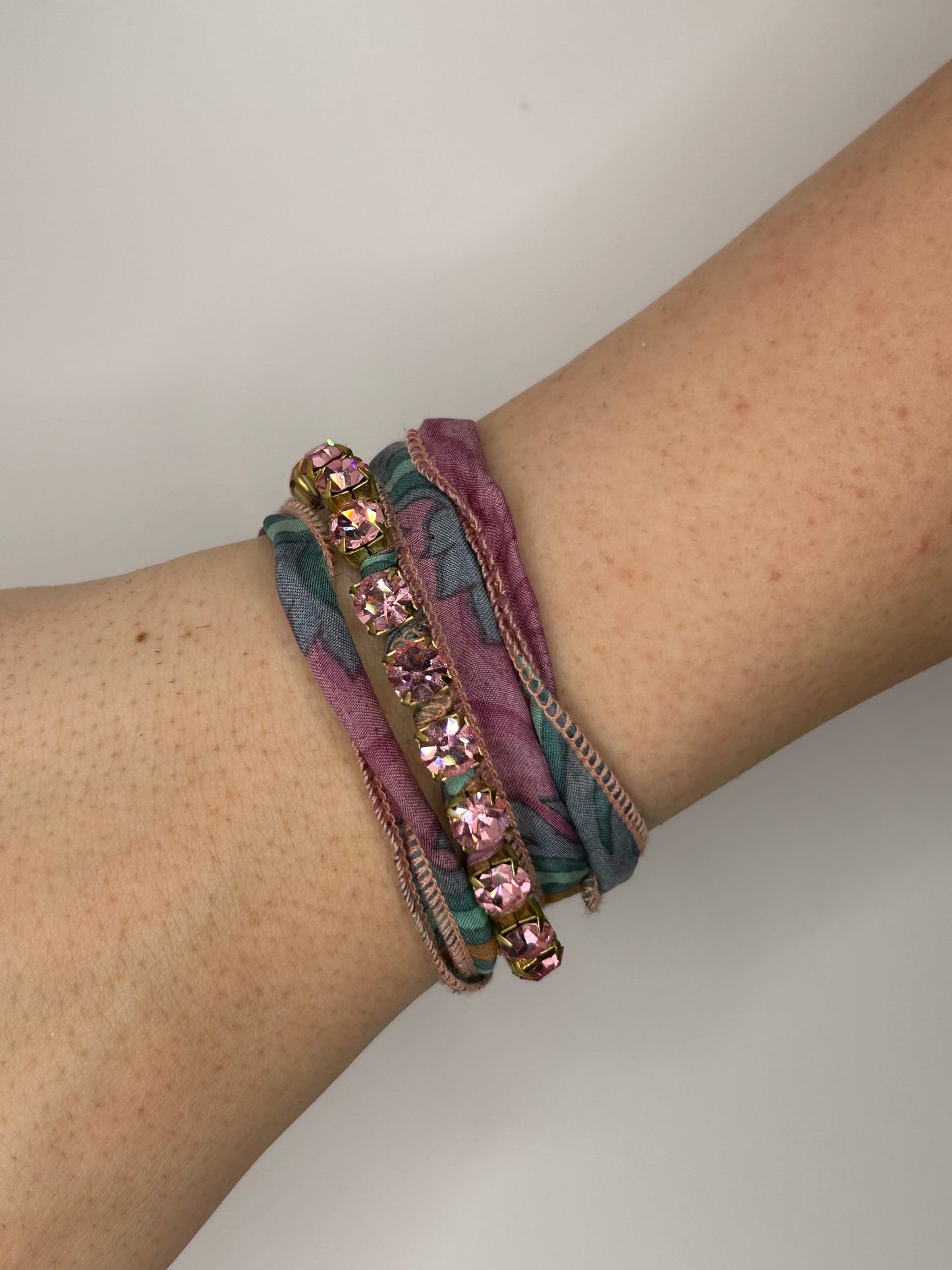 Tezee Wickelarmband Beere-Grün mit Rosé-Strass – Glamour Boho Stoffarmband