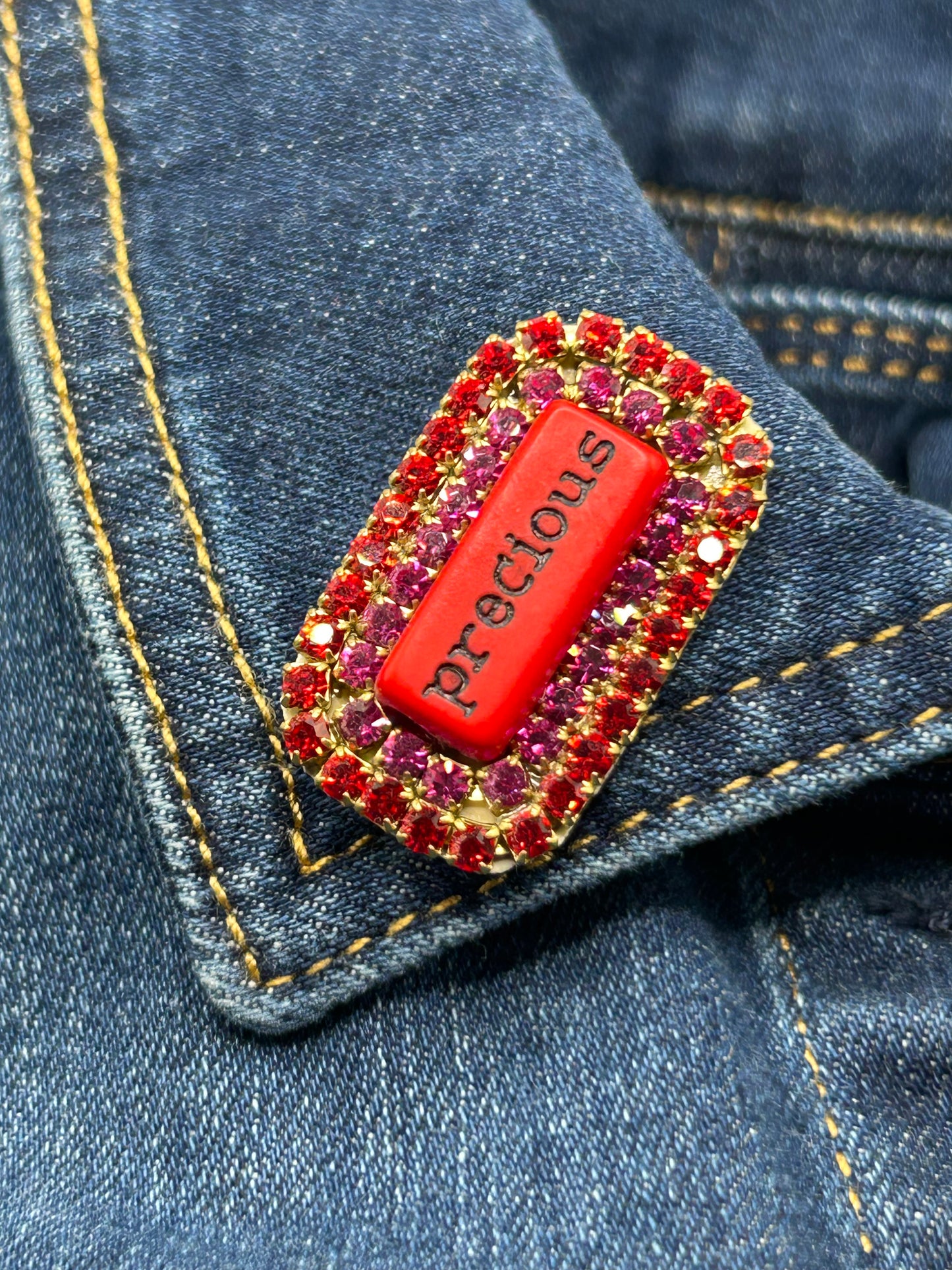Tezee Statement-Brosche „precious“ – Rot & Pink mit Strass in Metallfassung, messing