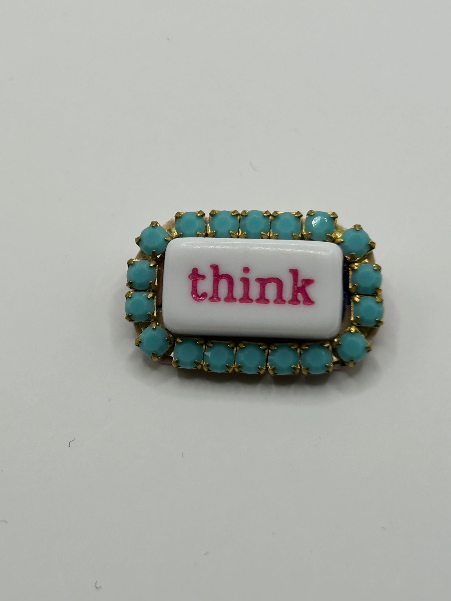 Tezee Statement-Brosche „think“ – Funkelnde Strassbrosche in Opalblau & Messingfassung