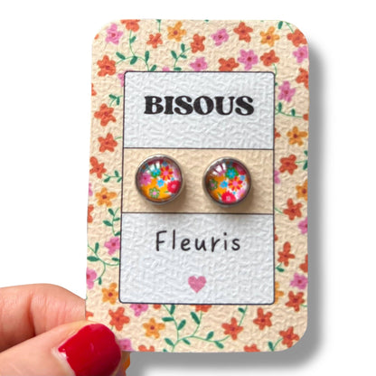 Bisous Fleuris“ Ohrstecker – Farbenfroher Blütengruß mit französischem Charme, Dans lˋair du Temps bijoux