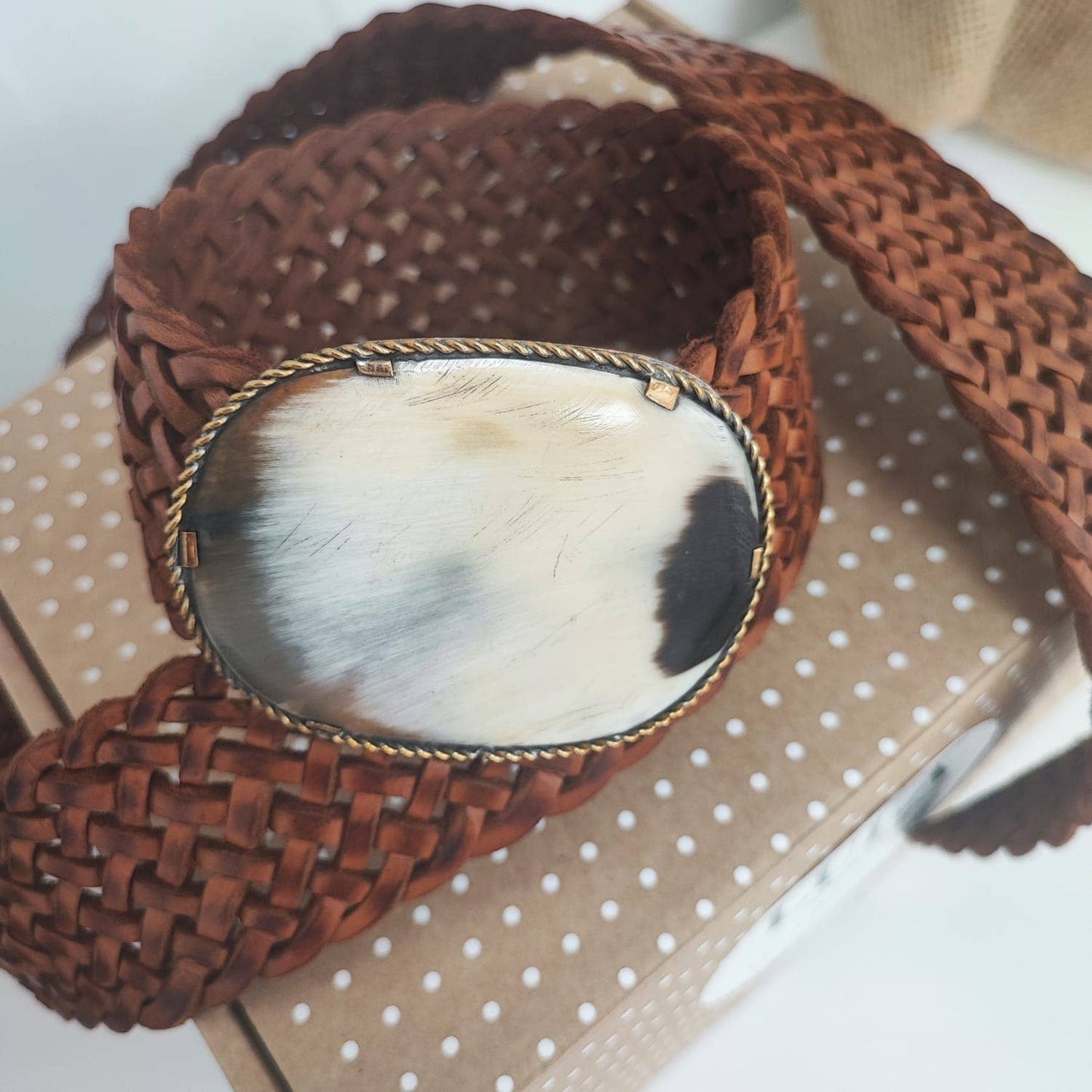 Lula Natura-BREITER BRAUNER LEDERGÜRTEL VENUS, handgearbeitet, Schnallenplattenmuster unterschiedlich in der Farbe