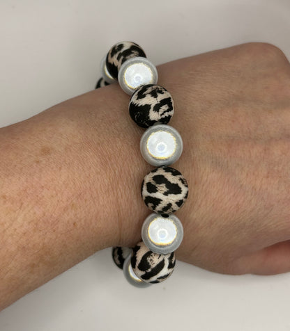 LizzyMae elastisches Leo-Perlenarmband Schwarz-Weiß mit Silber | Statement Armband